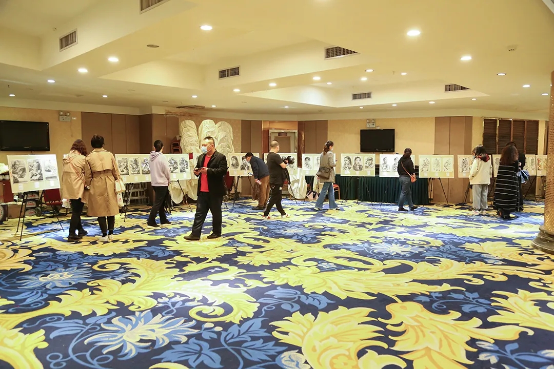 學(xué)生家長(zhǎng)參觀優(yōu)秀學(xué)員作品展